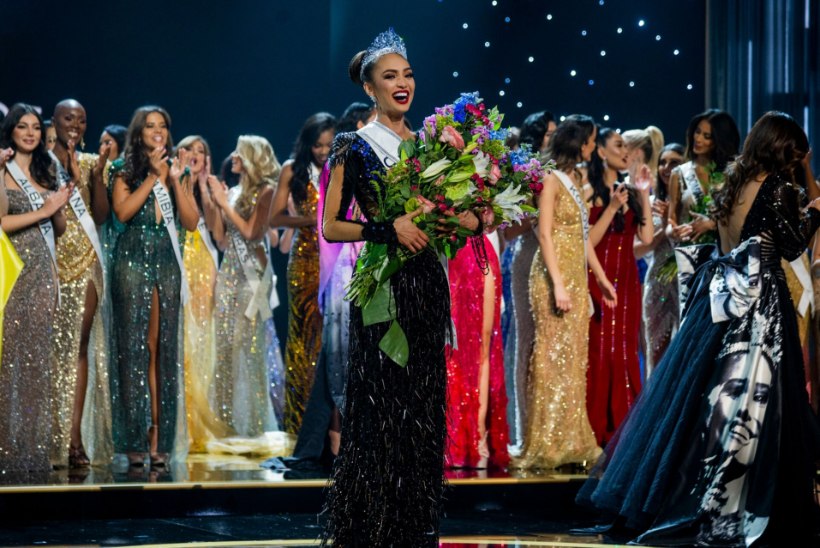 Miss Universumiks krooniti moedisainer. Ukraina ja Vene miss pidasid kleidilahingut