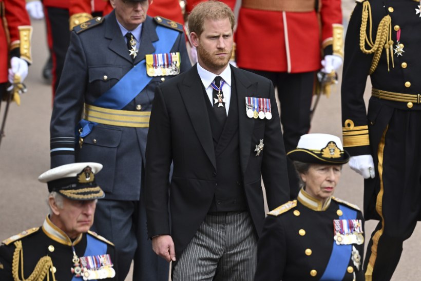 VIDEO | Prints Harry väidab, et pere käitus temaga kuninganna surmapäeval väga inetult
