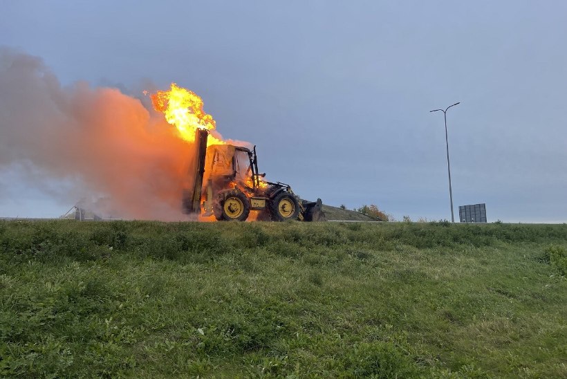 FOTOD | Plahvatusoht! Kukruse aherainemäe juures põles traktor