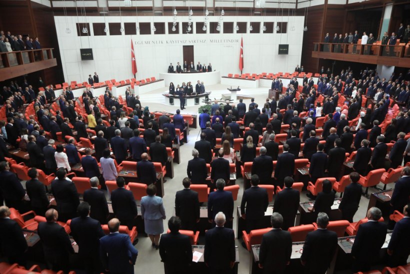 VIDEO | KOKKUSATTUMUS? Allahi karistusest rääkinud Türgi parlamendisaadikut tabas kõne ajal infarkt