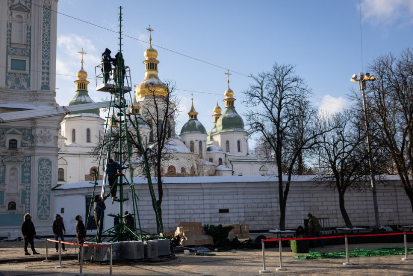 BLOGI | Kiievi kesklinna Sophia väljakule paigaldatakse jõulukuusk, Ukraina tähistab sõjast hoolimata jõule koos Euroopaga