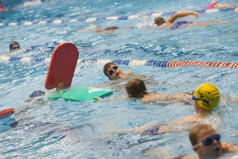 SAJAD LAPSED EI OSKA ÜLDSE UJUDA! Koroona-aastate ja kitsikuse tagajärg: põhikooli saab lõpetada ka ujumistundides käimata!