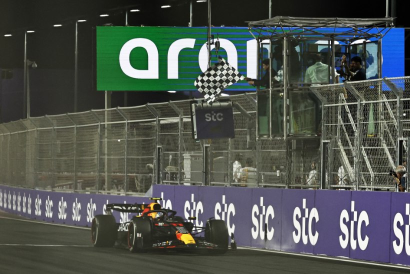 Perez võitis Saudi Araabia GP, Verstappen tõusis 15. kohalt teiseks