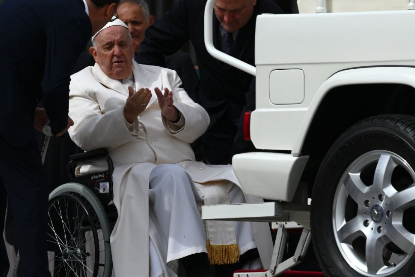 Paavst Franciscusel tekkisid hingamisraskused, ta viibib haiglas