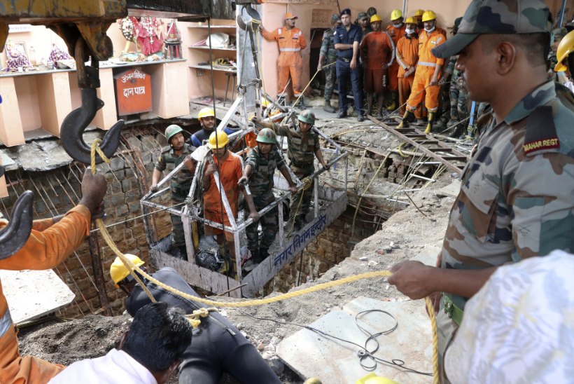 Indias hukkus palvetamise ajal kaevu kukkunud 35 inimest