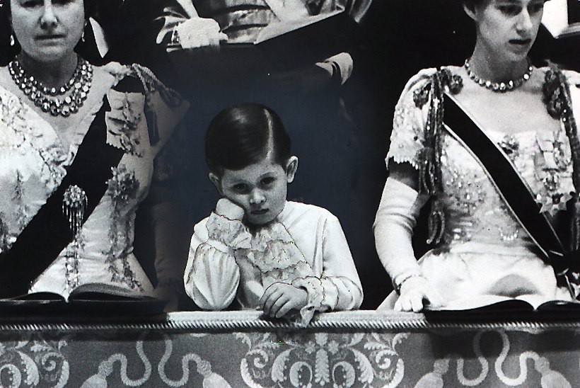 SURMIGAV! Vaata, kuidas väike Charles 1953. aastal oma ema kroonimisel vaevles!
