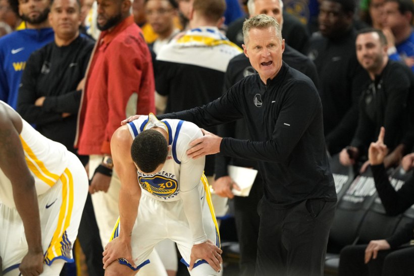 VIDEO | NBA superstaar Curry sai maha erakordse pirukaga, mis oleks Warriorsile peaaegu võidu maksnud