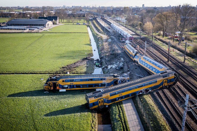 ÜKS HUKKUNU: Hollandis põrutas reisirong vastu ehituskraanat ja sõitis rööbastelt välja
