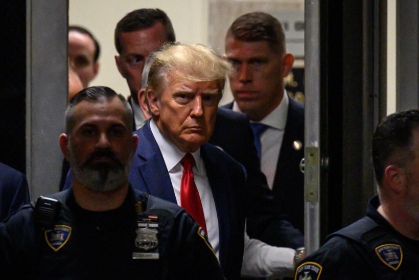 KÄSI RAUDU EI PANDUD: Trump käis sõrmejälgi andmas ja kohtu ees