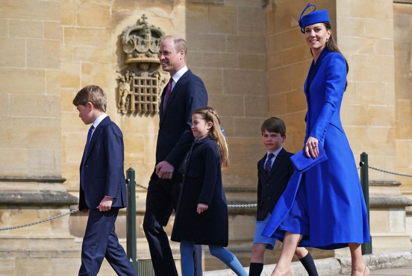 FOTOD | SININE PÜHAPÄEV! Briti kuninglik pere käis kirikus sama värvi riietes