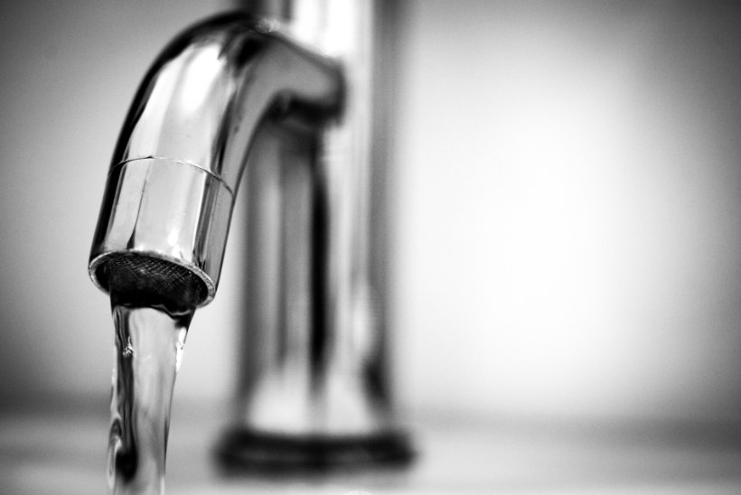 Kuressaare inimestel palutakse kraaniveel mitu minutit voolata lasta. Maikuu eest neile veearvet ei esitata