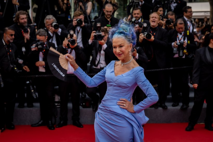 SININE LUMMUTIS: Helen Mirren näitas Cannes'is, kuidas unustamatut muljet jätta