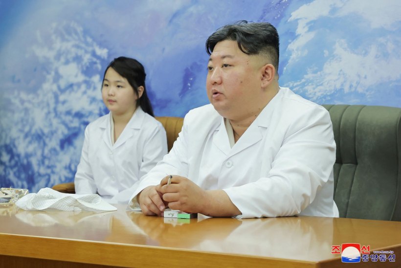 KOSMOS OOTAB! Kim Jong-un käis tütrega Põhja-Korea esimest luuresatelliiti inspekteerimas