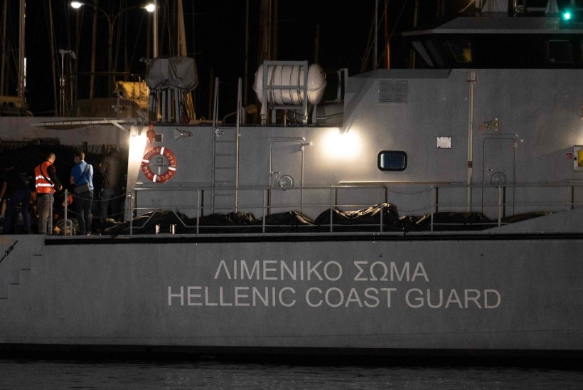 LAPSED LUKU TAGA: Kreeka lähedal läks ümber kalapaat 750 inimesega