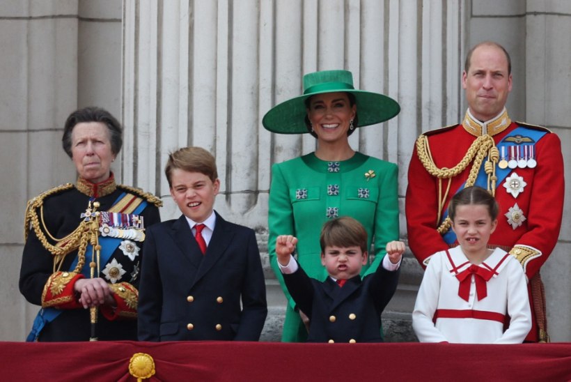 VIDEO | KUNINGAS CHARLESI SÜNNIPÄEVAPARAAD: Walesi printsess säras kui supermodell, väike prints Louis tembutas jälle