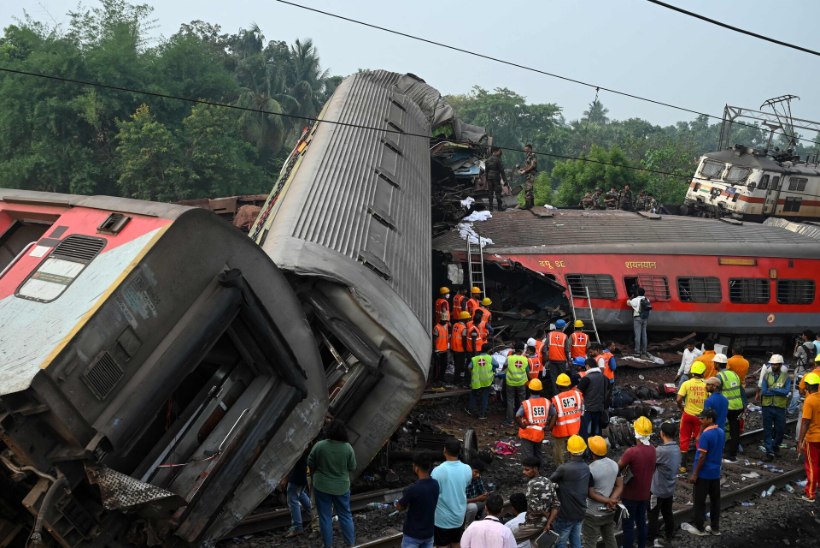 GALERII | Indias hukkus rongiõnnetuses 280 inimest