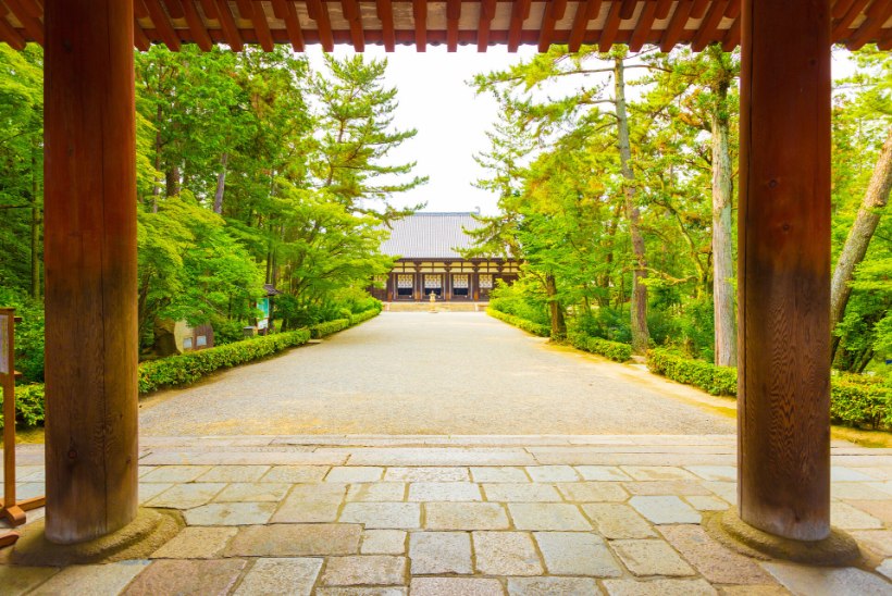 VANDALISM JÄTKUB: Jaapanis rikkus turist 1200 aasta vanuse puitsamba