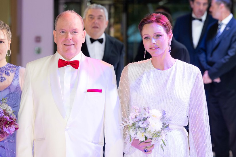 Monaco vürst ja vürstinna on riides kui pruutpaar, kuid kehakeeleekspert ei lase end ninapidi vedada! 
