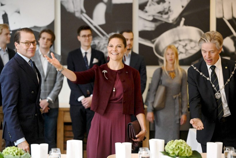 Rootsi kroonprintsess sõi Soome koolisööklas ja tegi ajakirjanikule silma!