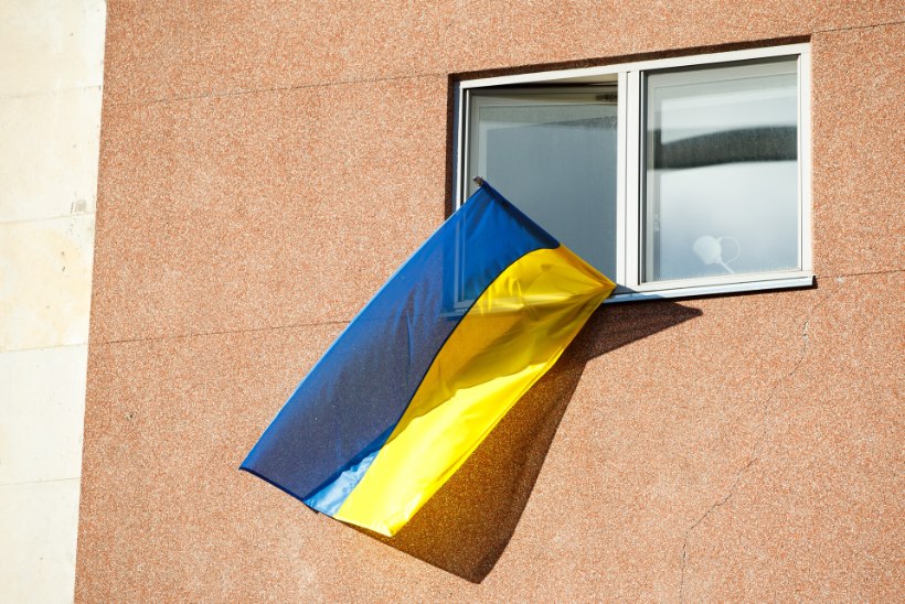 Autodele kleebitud tekst „Ma olen venelane“ tekitab konflikte: üks grupp loopis Lasnamäel kividega Ukraina lipuga akent