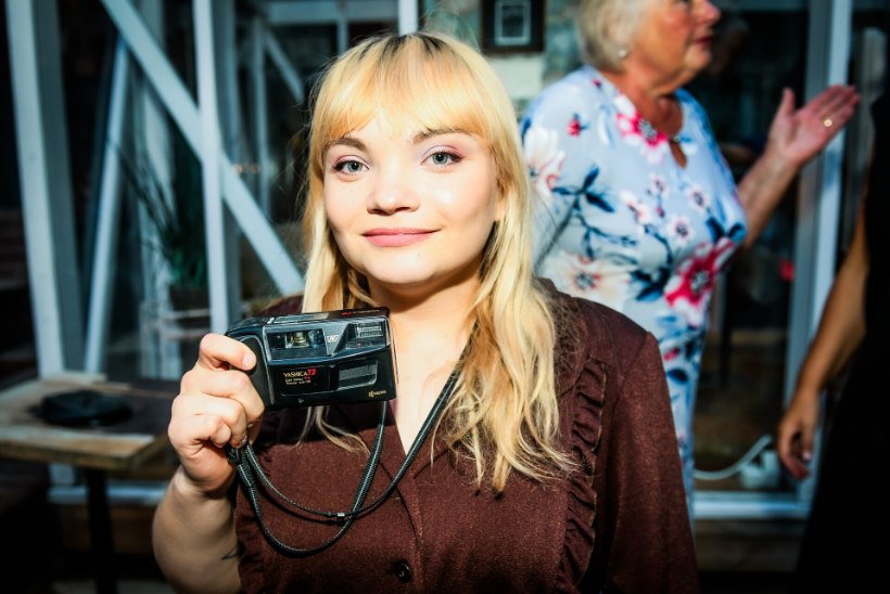 „Iga komistamine võib lõppeda luumurruga!“ Rasket haigust põdev noor kunstnik ravib end loominguga