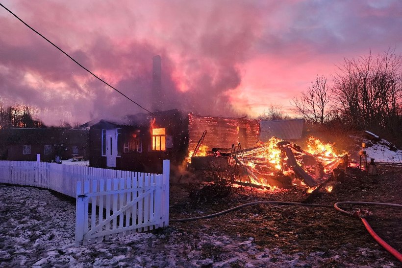 FOTOD | Saaremaal põles elumaja, päästjad pidid tulekahjuni pääsemiseks endale teed rajama