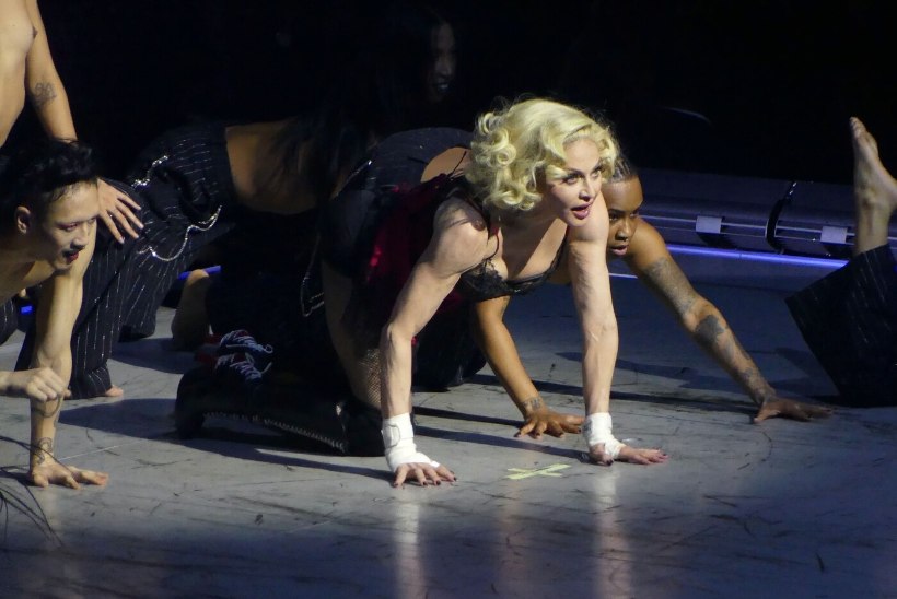 VIDEO | Tikk-kontsadel tantsupoiss pillas Madonna kontserdilaval maha!