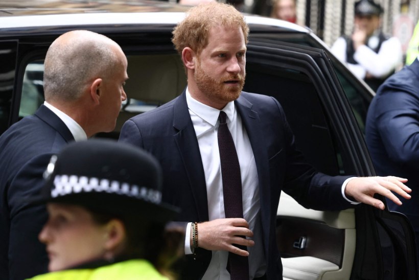 Prints Harry jõudis Inglismaale, et vähidiagnoosi saanud isale toeks olla