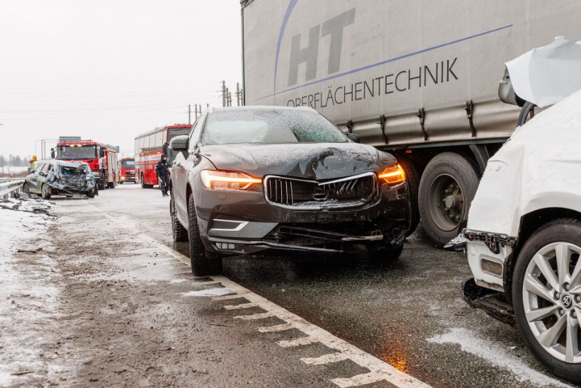 FOTOD | Tallinna ringteel toimus 11 sõidukiga ahelavarii. Pealtnägija: „Mõni arvab, et 100 km/h sõitmine on tema põhiõigus!“