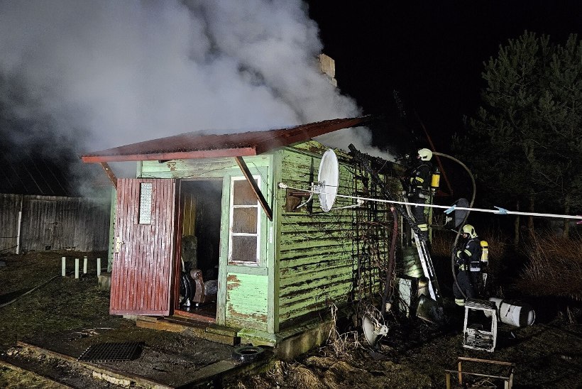 FOTO | Toila vallas hukkus hoone tulekahjus mees, põleng sai alguse voodis suitsetamisest