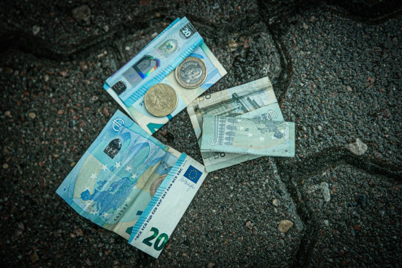 Tartu tänavatel pool tuhat eurot kaotanud naisel õnnestus tänu ausatele leidjatele raha tagasi saada