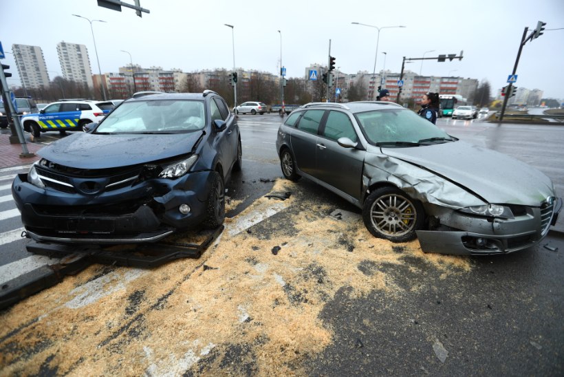 FOTOD JA VIDEO | Mustakivi sillal põrkasid kokku kaks autot, üks sõidukijuhtidest viidi haiglasse