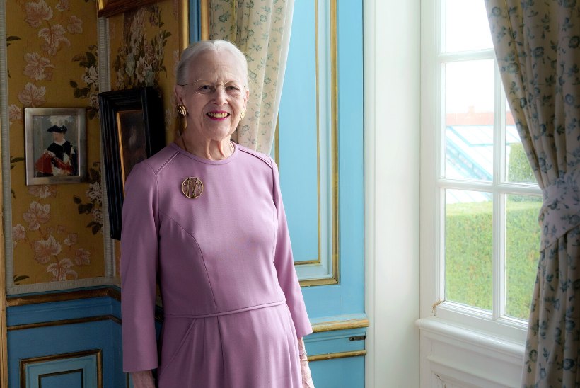 DAAM KOERAKESEGA: troonist loobunud Margrethe poseerib helgetel sünnipäevafotodel