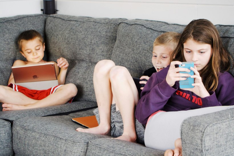 NUTISEADMED PEITU?! Psühholoog: vanemad saavad tegelikult palju rohkem puhata, kui vähendavad laste ekraaniaega