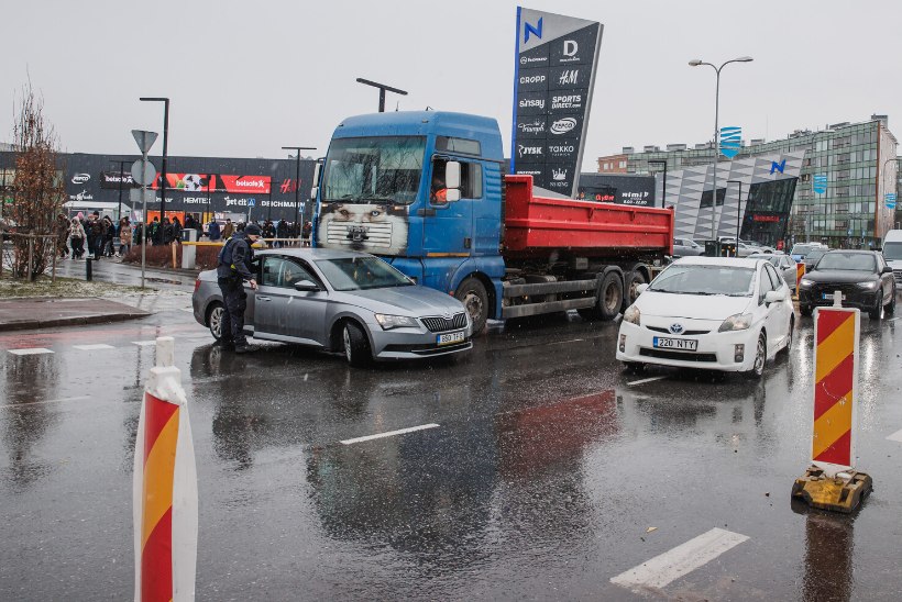 Tallinna kesklinnas sõitis parklast tulnud auto veoautole ette