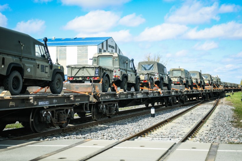 FOTOD JA VIDEO | Raudteel transporditi sadu Briti relvajõudude sõidukeid