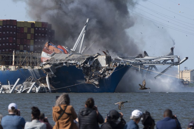 VIDEO | RUSUD LASTI ÕHKU: märtsis Baltimore'i sillale otsa põrutanud kaubalaev suudeti alles nüüd vabastada