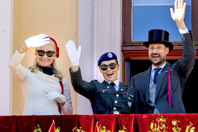 Printsess Ingrid Alexandra poseeris Norra rahvuspühal mundriga
