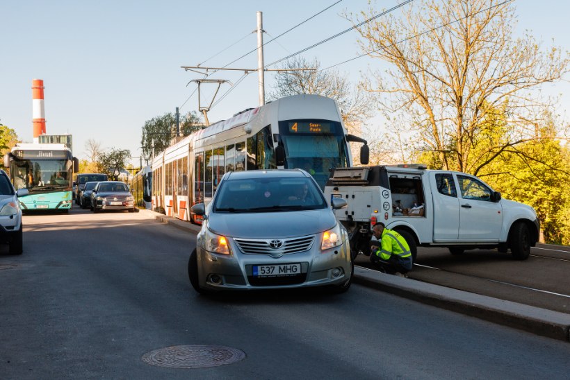FOTOD | Takso takistas Lasnamäel trammiliiklust