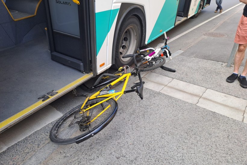 FOTOD | Tallinnas jäid bussi alla rattateel sõitnud mees ja laps