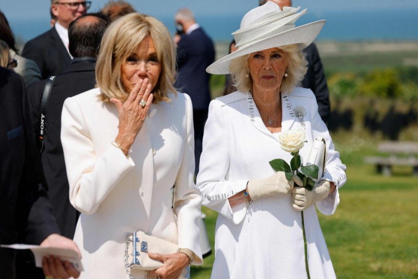 VIDEO | KUNINGLIK FOPAA! Camilla ja proua Macroni vahel leidis aset piinlik intsident