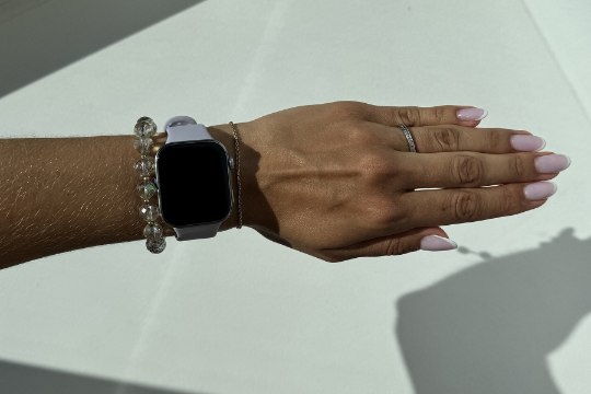 Maitseka välimusega unisex nutikell, mis rabab enda omadustega jalust