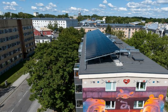 Päikesepaneelide, kliimaseadmete ja teiste seadmete paigaldamine lamekatusele – mida on oluline silmas pidada?