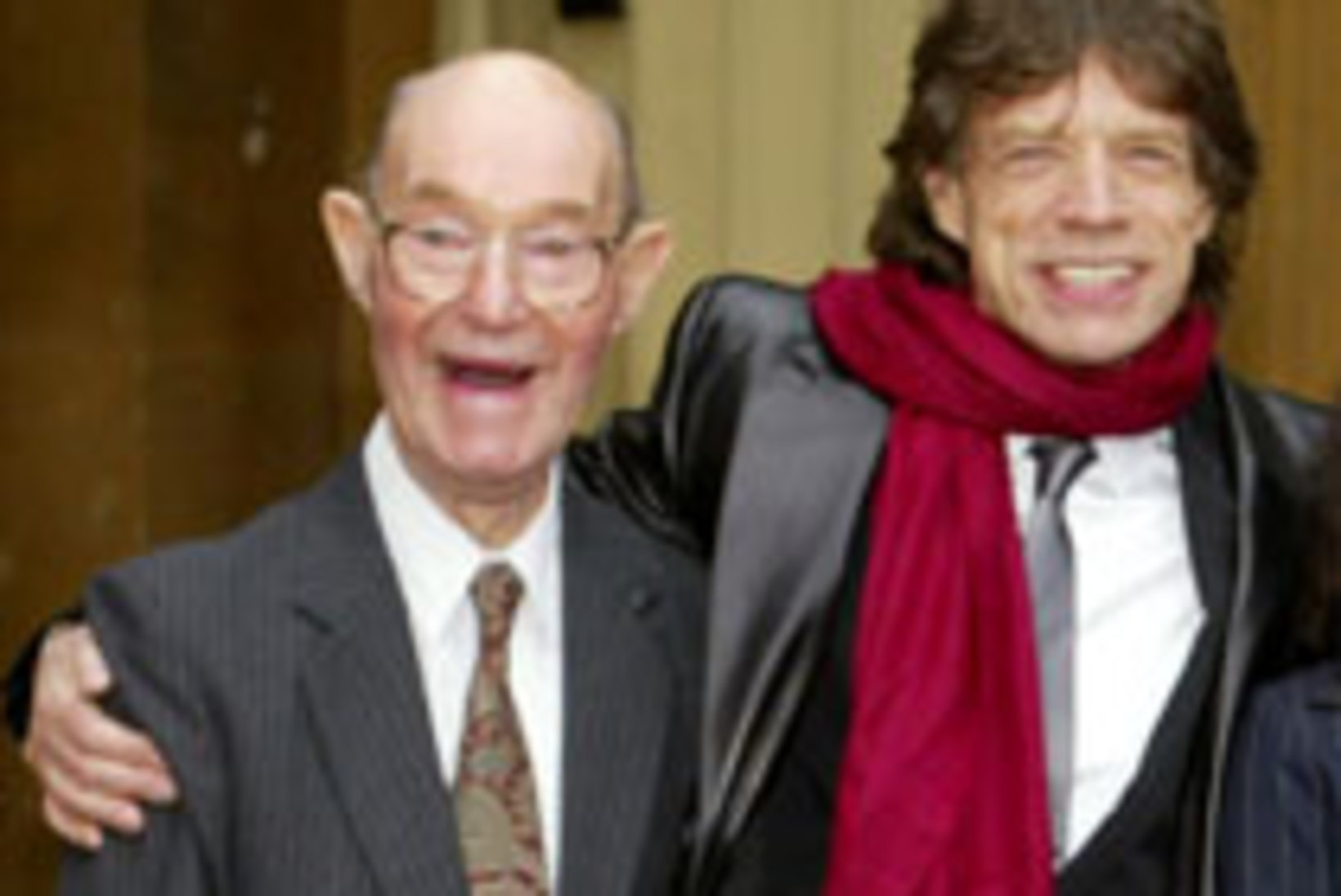 Mick Jaggerit lohutas isa matustel terve naistekari