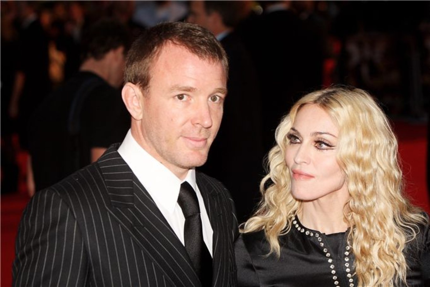 Kiire lõppmäng: Madonna ja Guy abielu on lahutatud