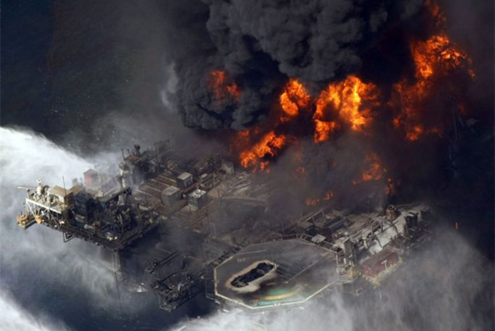 Mehhiko lahes puhkes naftaplatvormil tulemöll