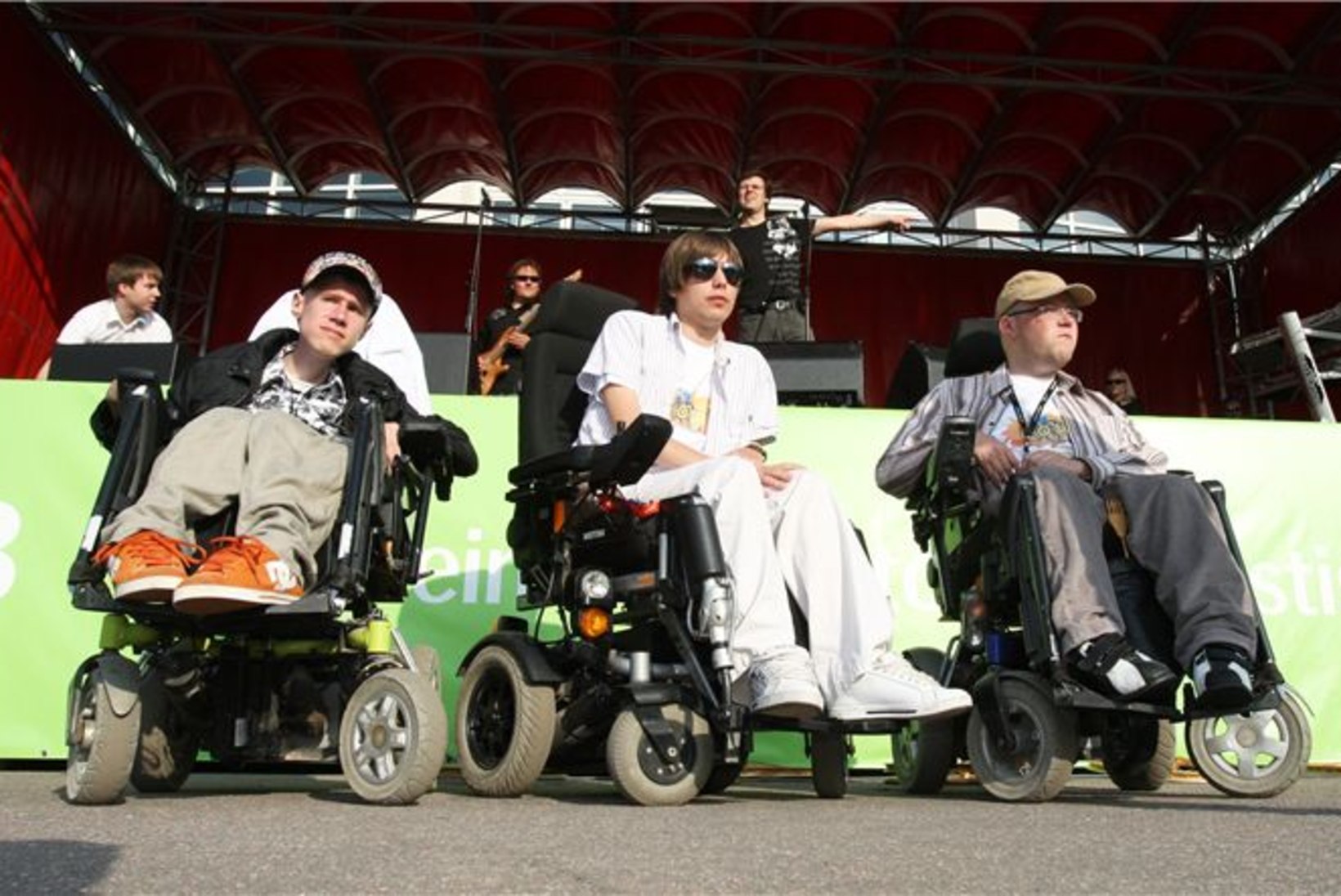PILTUUDIS: Lauluväljakul toimus ratastoolis inimeste pidu