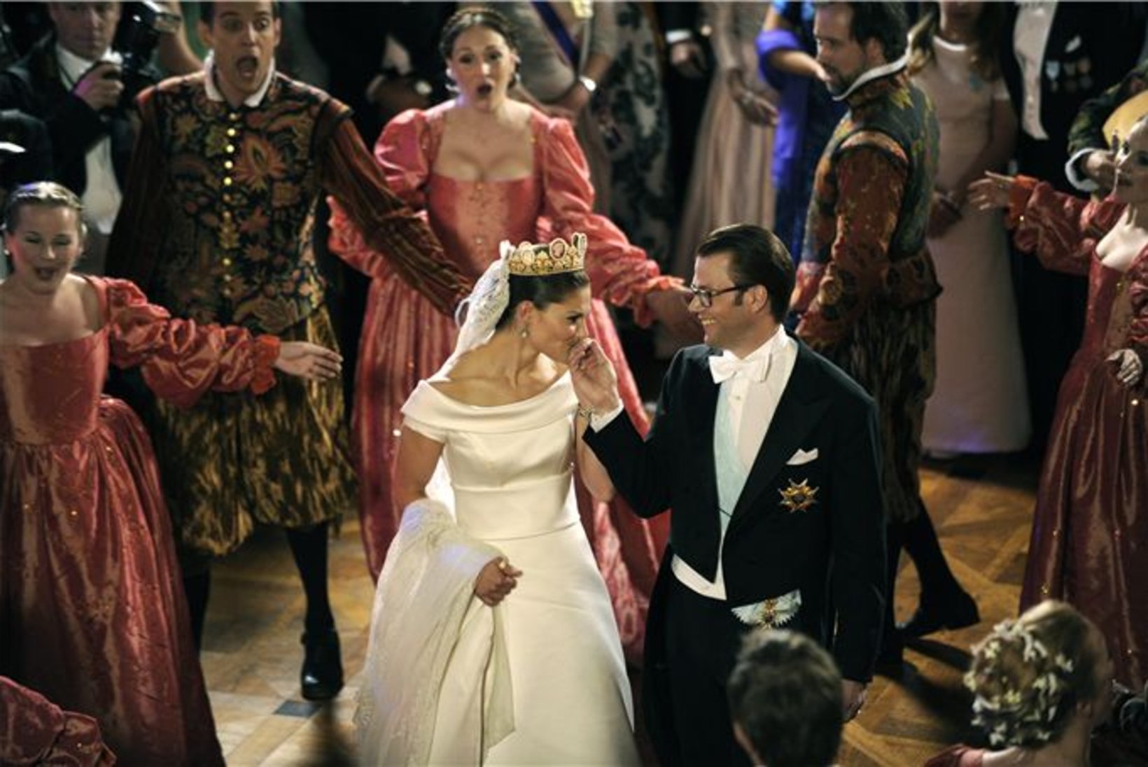 VIDEO: kuninglik pruutpaar avavalssi tantsimas