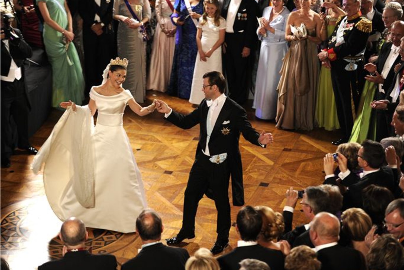 VIDEO: kuninglik pruutpaar avavalssi tantsimas