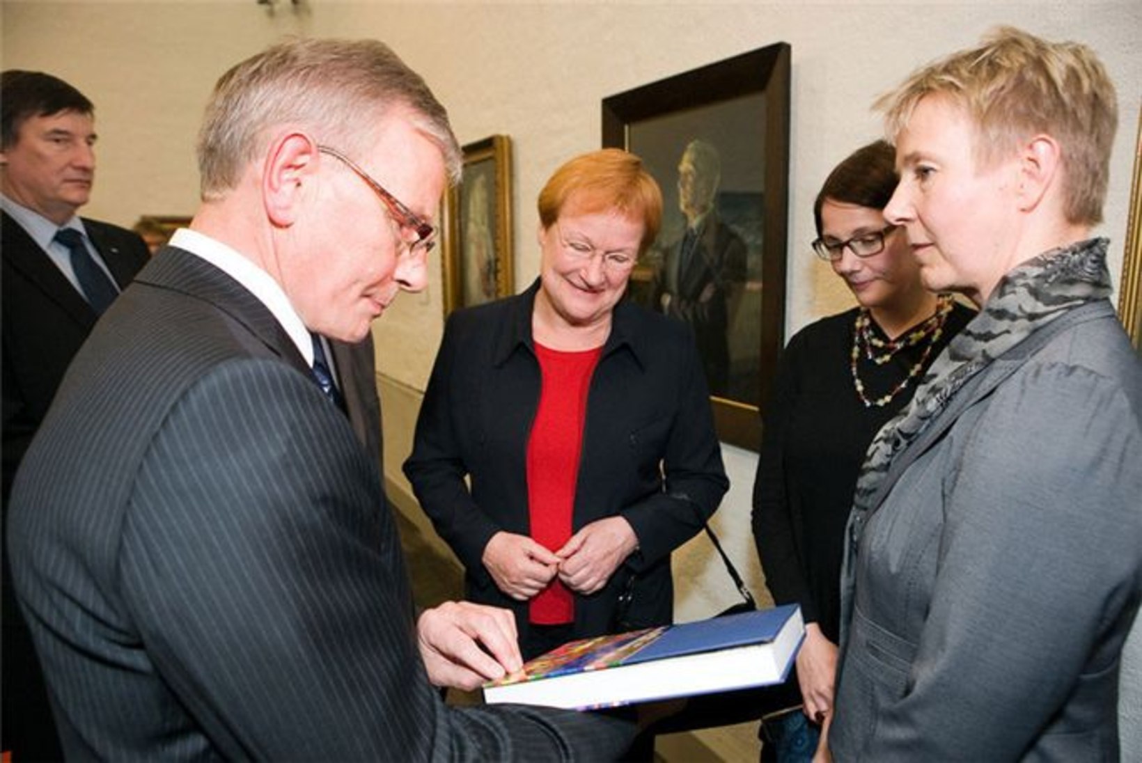Eesti maalinäituse õnnistas Soomes sisse Tarja Halonen isiklikult